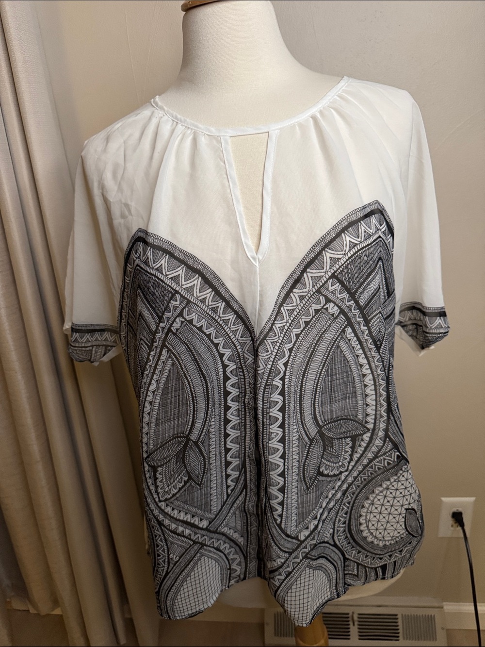 Worthington White & Black Geometric Keyhole Blouse